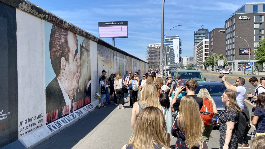 East Side Gallery, Bruderkuss, Besuchende