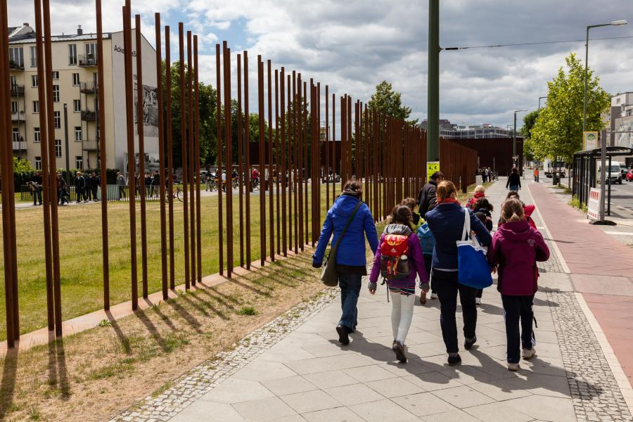 Besuchende an der Gedenkstätte Berliner Mauer
