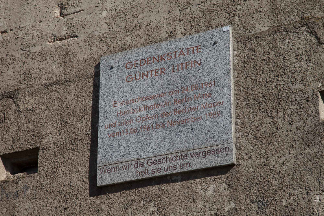 Plaque at the Günter Litfin memorial site