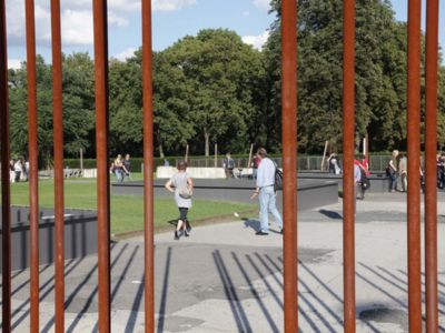 Das Außenareal der Gedenkstätte