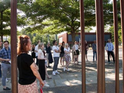 Besucher und Besucherinnen in der Außenausstellung