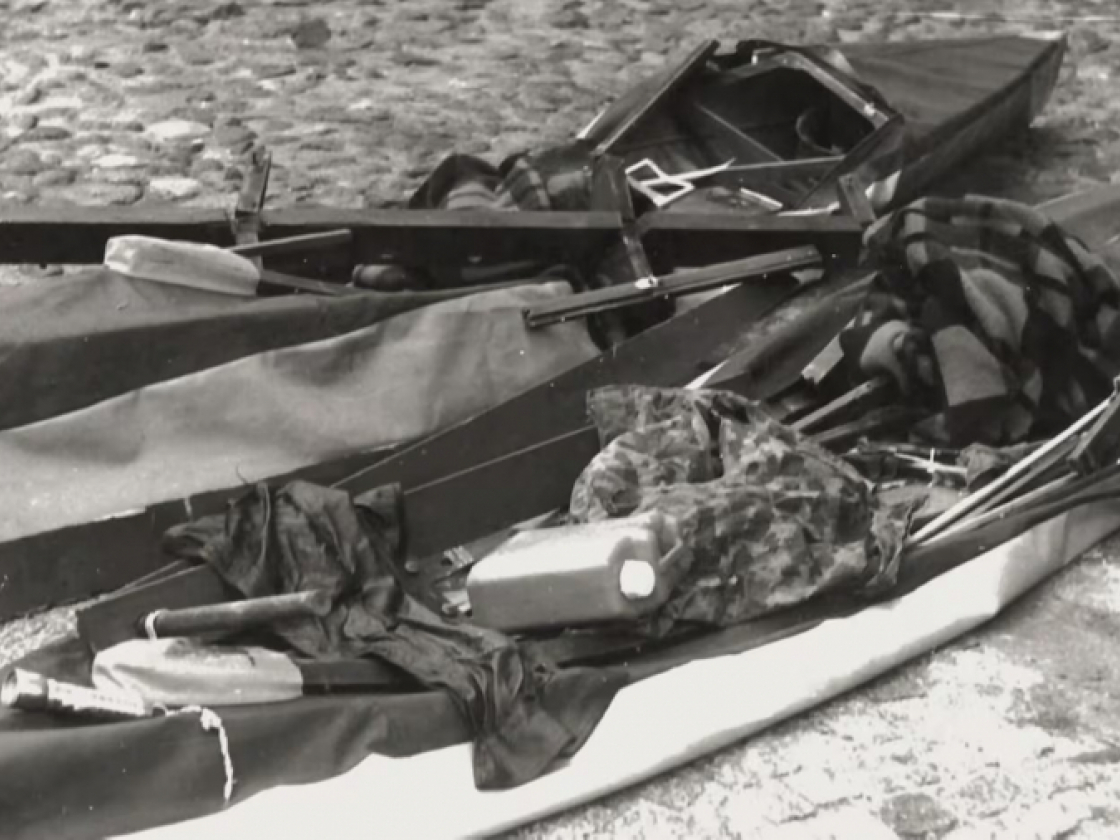 Die angeschwemmten, beschädigten Faltboote der bei der Ostsee-Flucht verunglückten Familie Balzer, 1979 © BStU, MfS, BV Dresden, KD DDL, Nr. 3166, Seite 147 ff.