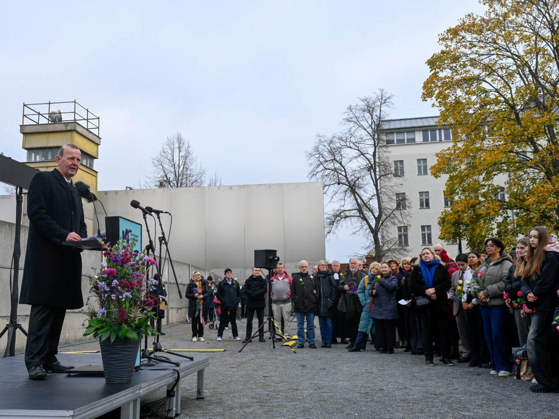 Der Direktor der Stiftung hält eine Ansprache vor der Hinterlandmauer