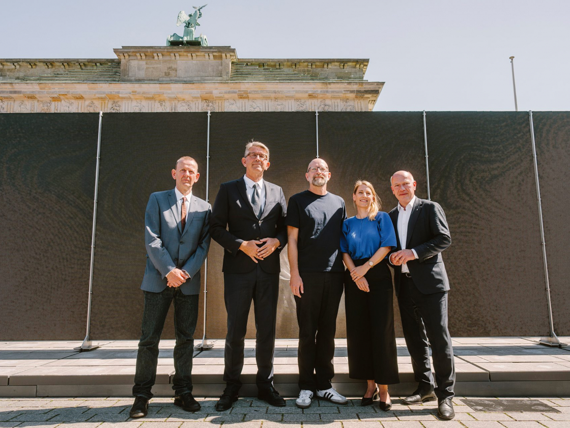 Bild von 5 Personen vor der temporären Installation