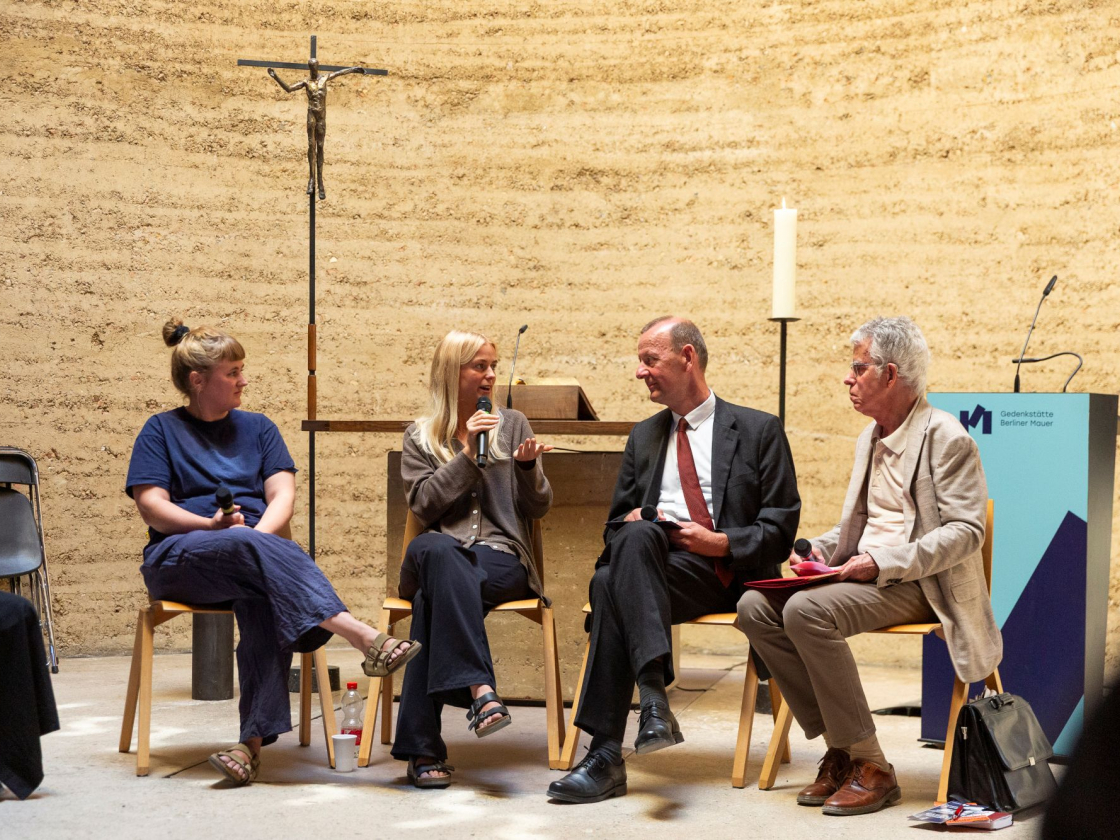 Personen sitzen in der Kapelle