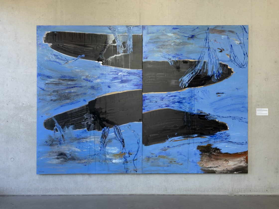 Foto von einem Gemälde der Ausstellung in blau und schwarz