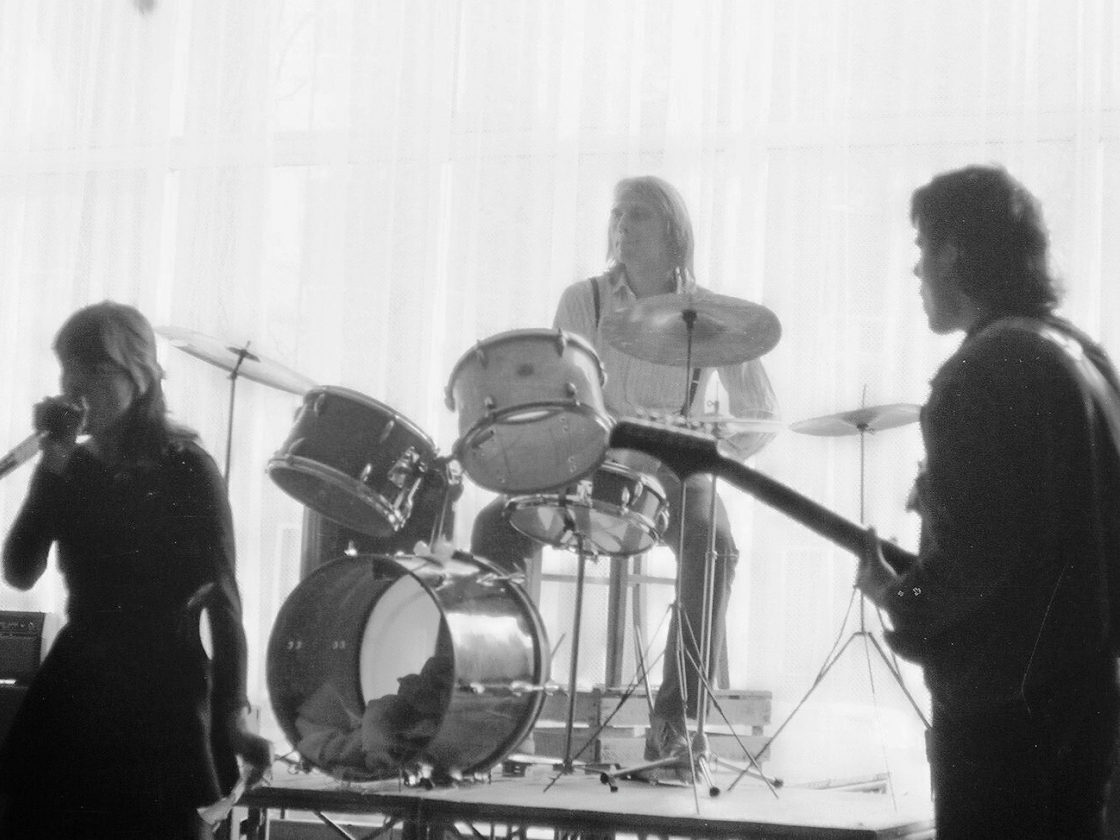 Band spielt auf einer Bühne