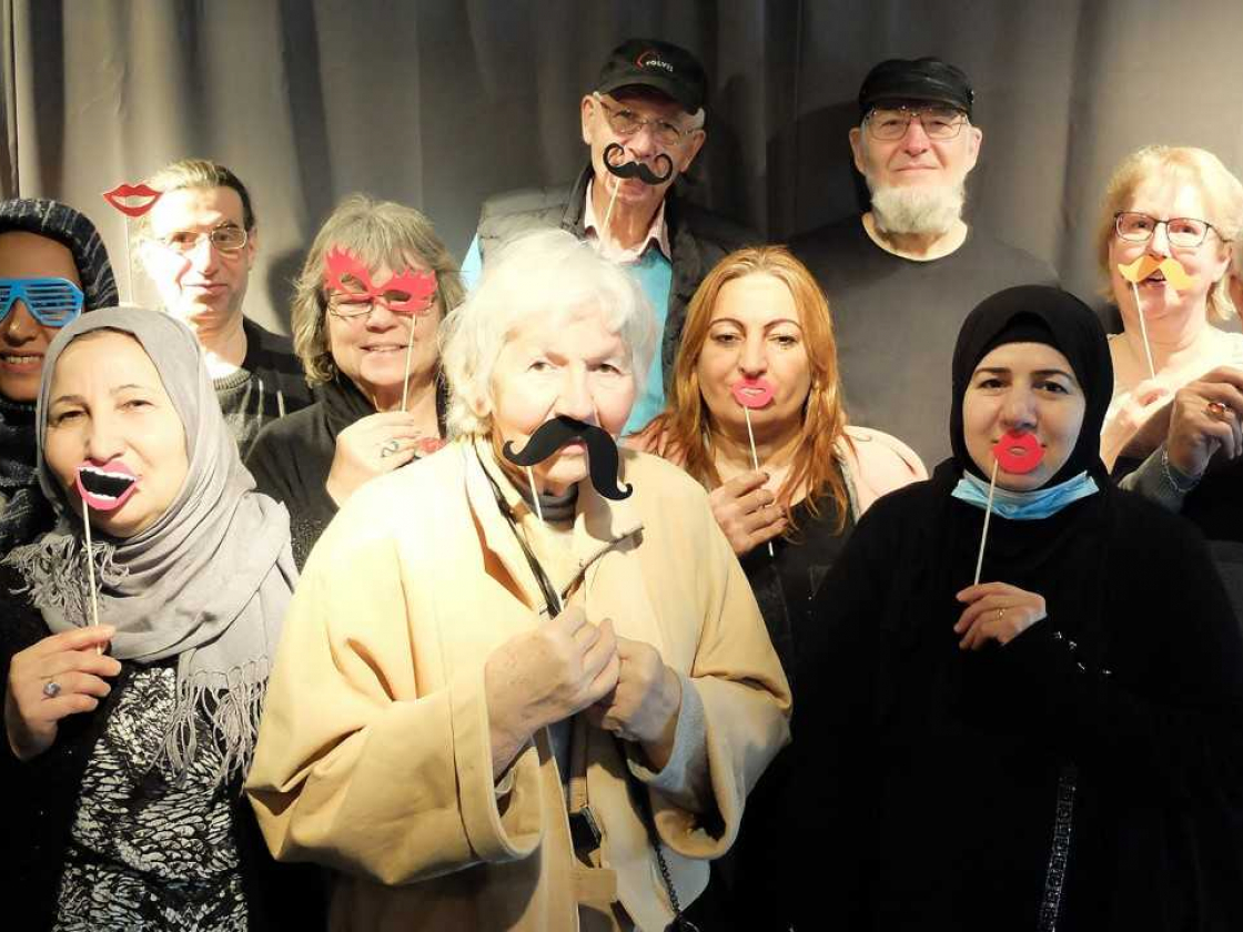 Gruppe von Menschen unterschiedlicher Herkunft