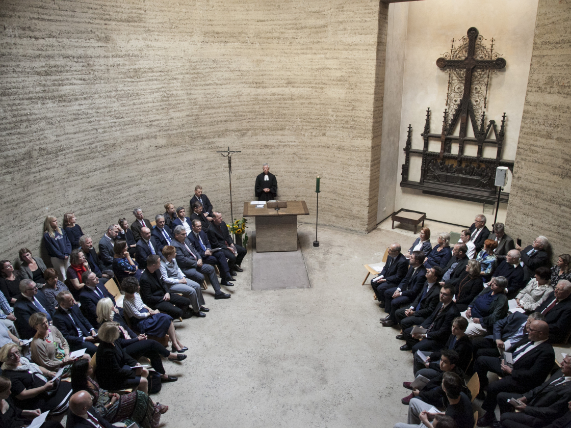 Andacht in der Kapelle der Versöhnung