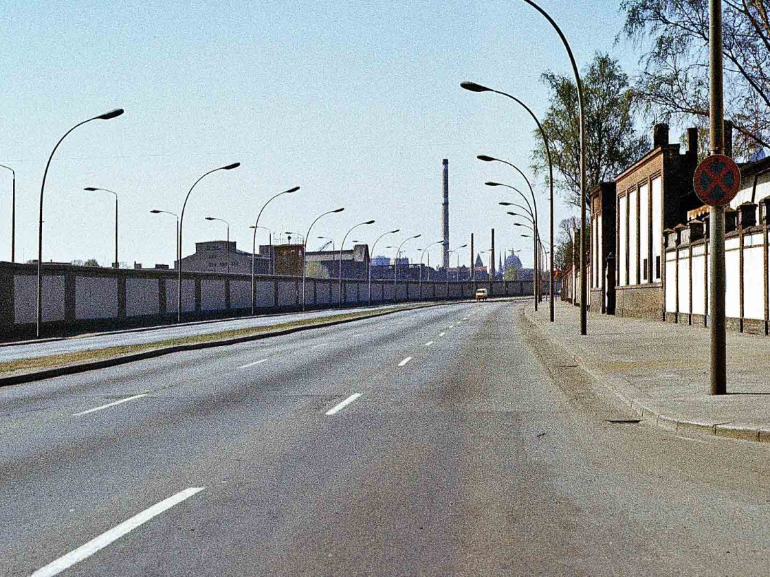 Der Grenzstreifen mit Hinterlandmauer in der Mühlenstraße von der Spree aus gesehen. © Stiftung Berliner Mauer, Foto: Wolfgang Böttger
