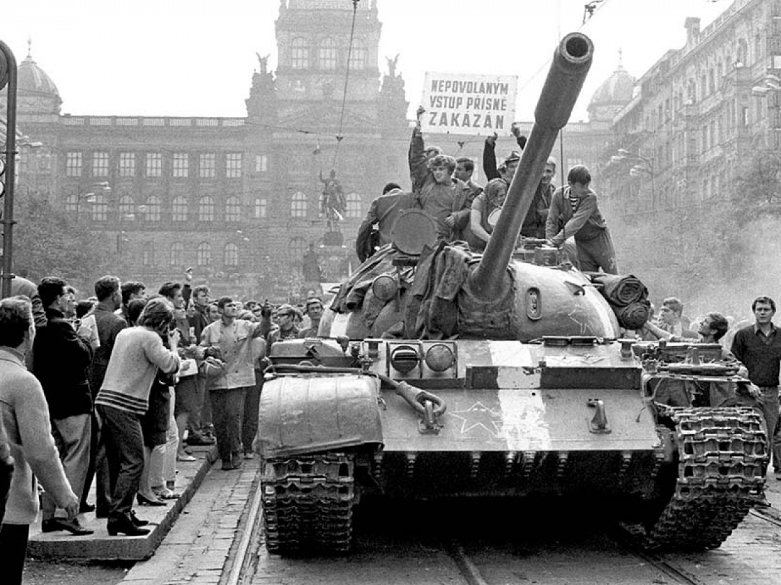 Protestierende besetzen einen Panzer auf dem Wenzelsplatz in Prag.