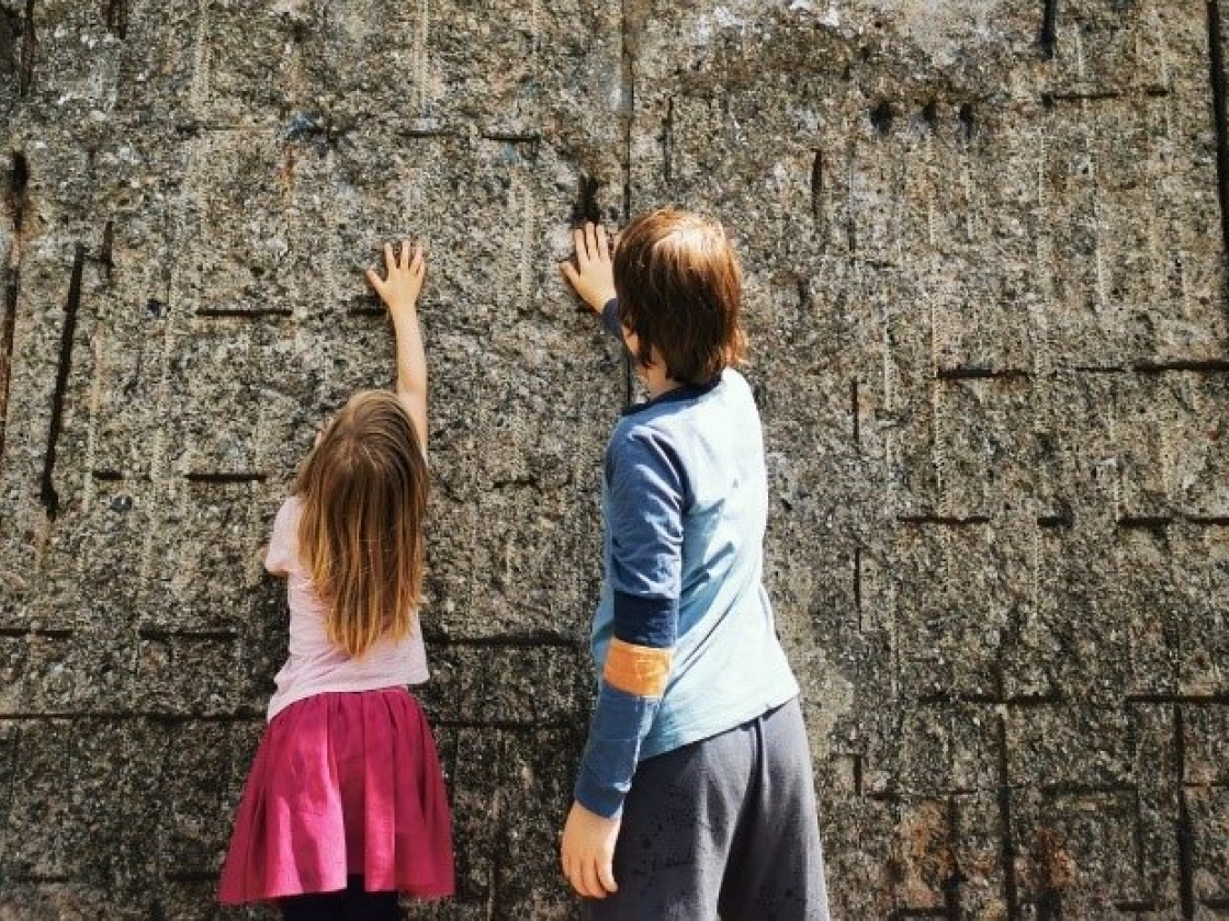 Kinder fassen die Mauer an