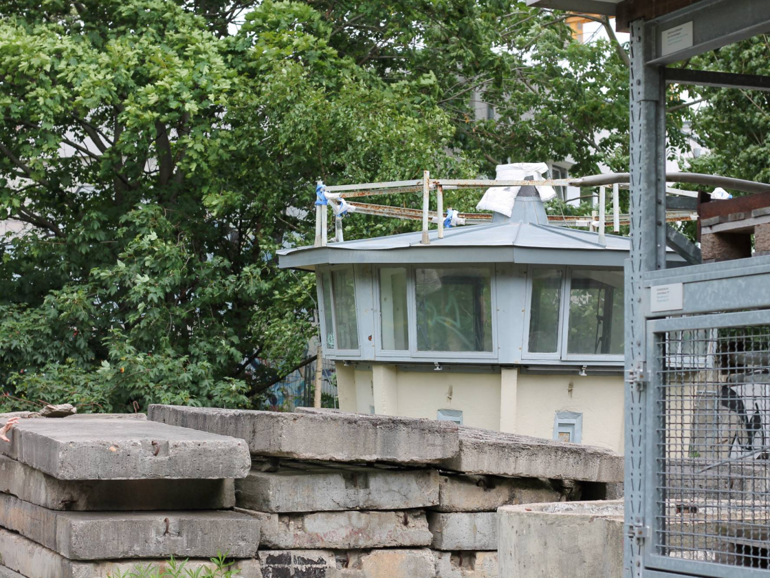 Foto von einem Wachturm und Mauerteilen im Lapidarium