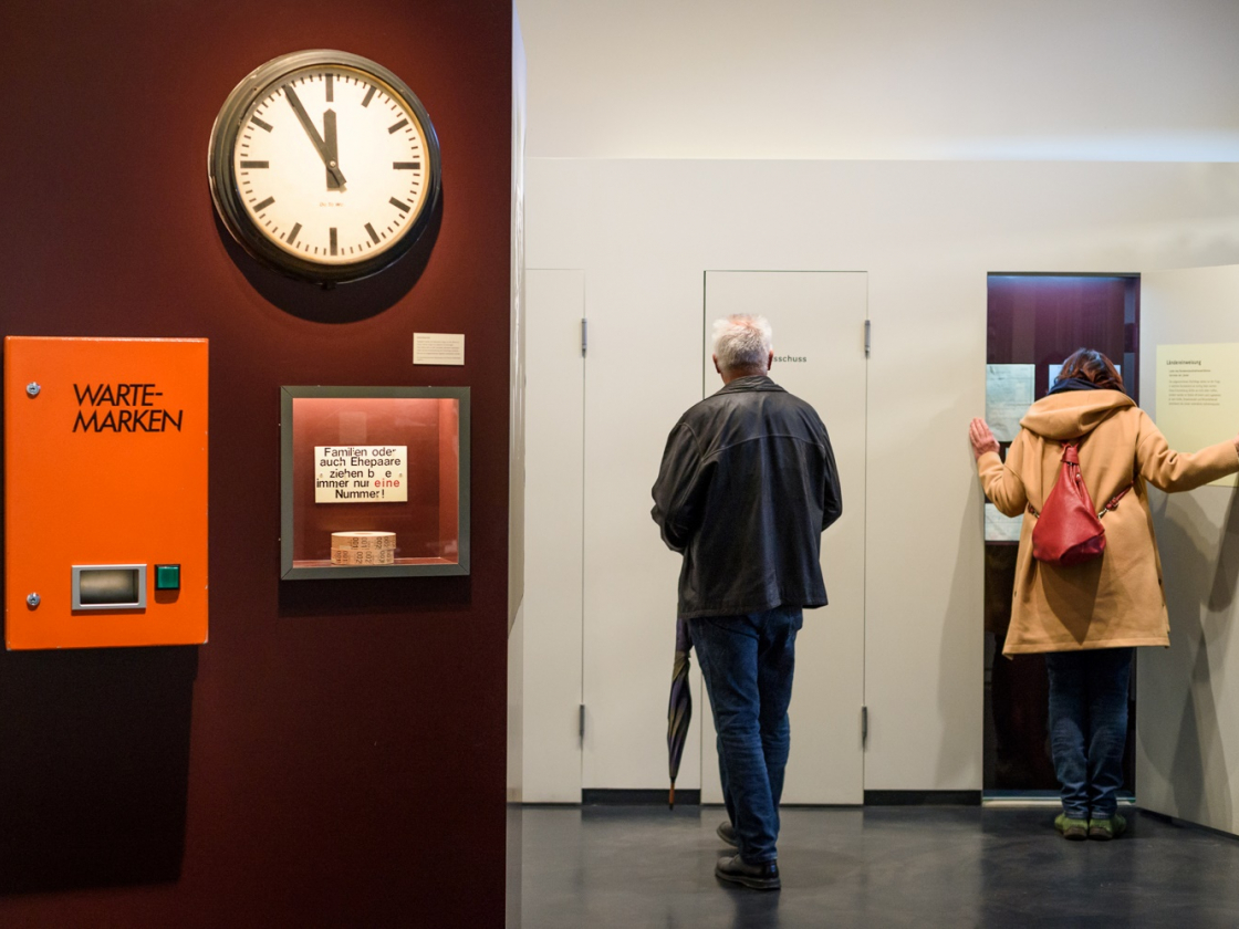 Personen laufen durch eine Ausstellung