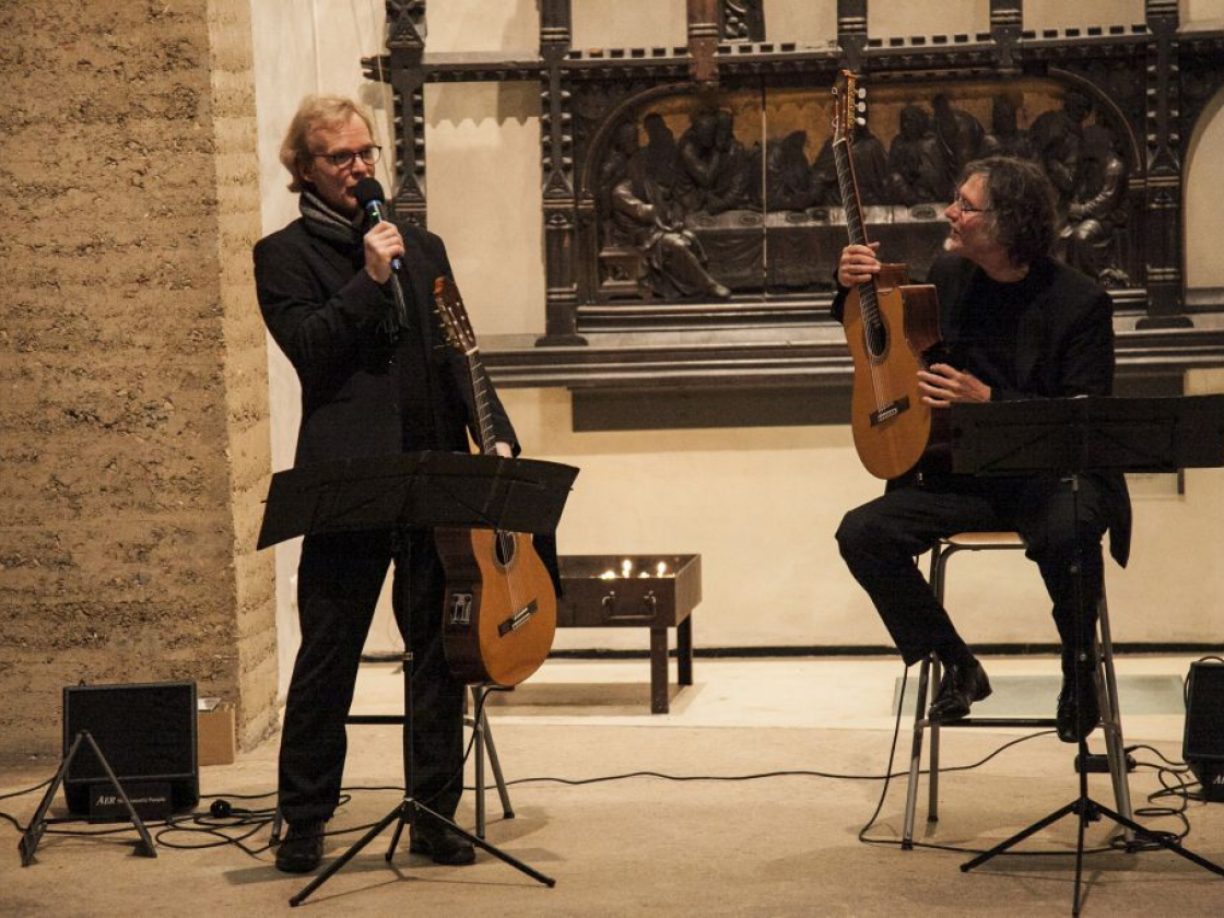 Zwei Gitarrenspieler treten in der Kapelle der Versöhnung auf