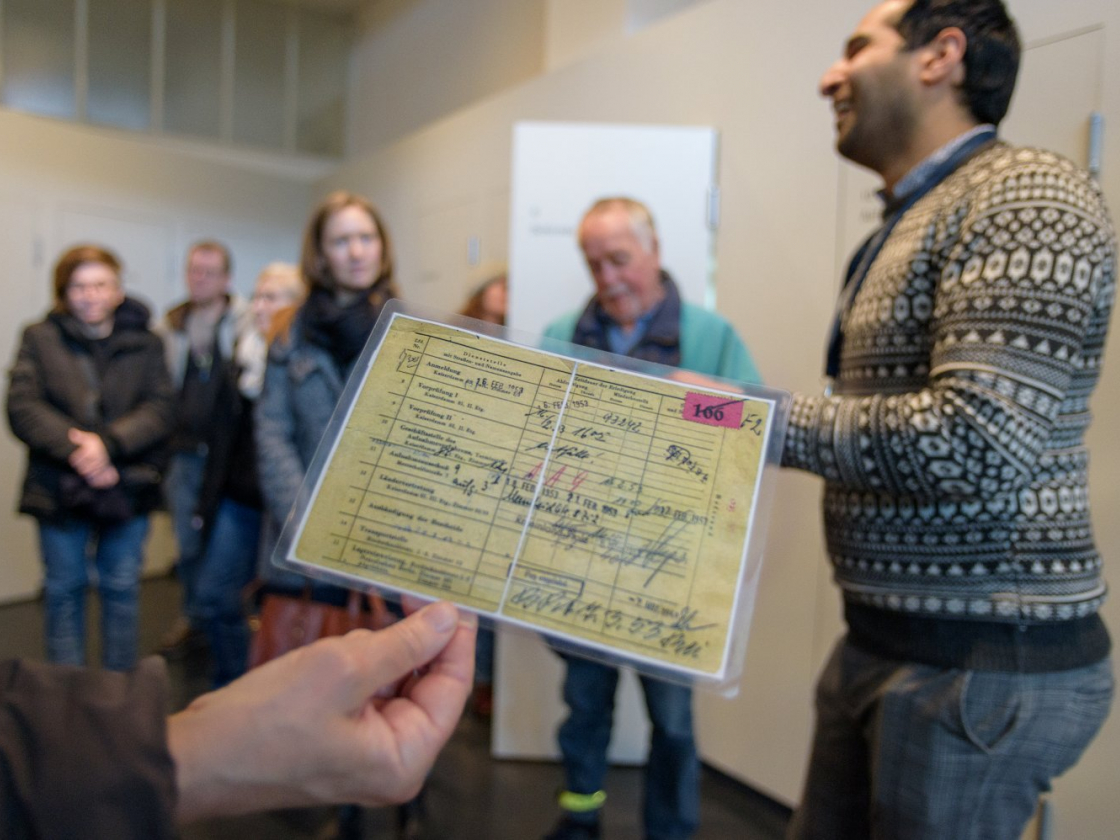Gruppe von Menschen in der Ausstellung in Marienfelde