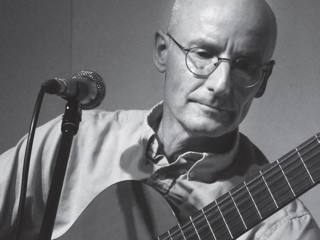 Schwarz-weiß Foto von einem Mann an der Gitarre