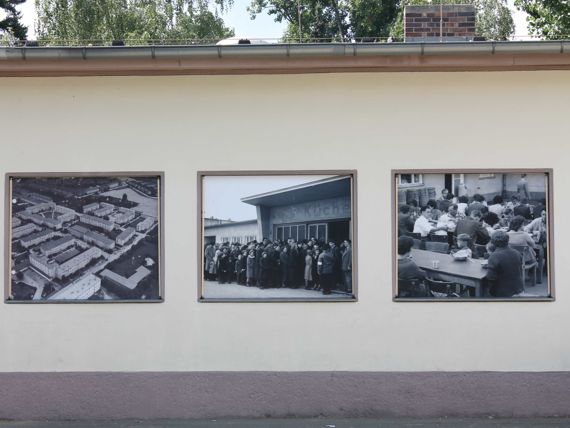Schwarzweiß-Fotos an der Erinnerungsstätte Notaufnahmelager Marienfelde