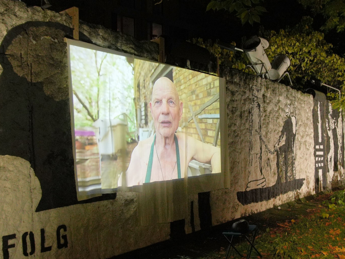 Projektion auf die Mauer