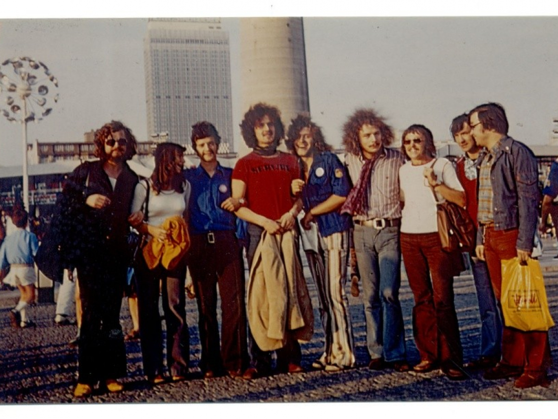 Gruppe von jungen Aktivisten posiert für ein Foto