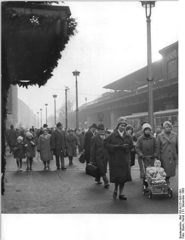 Menschen stehen in der Schlange