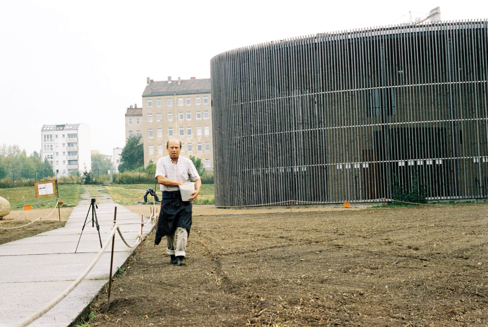 Mann verteilt Roggen auf dem Feld