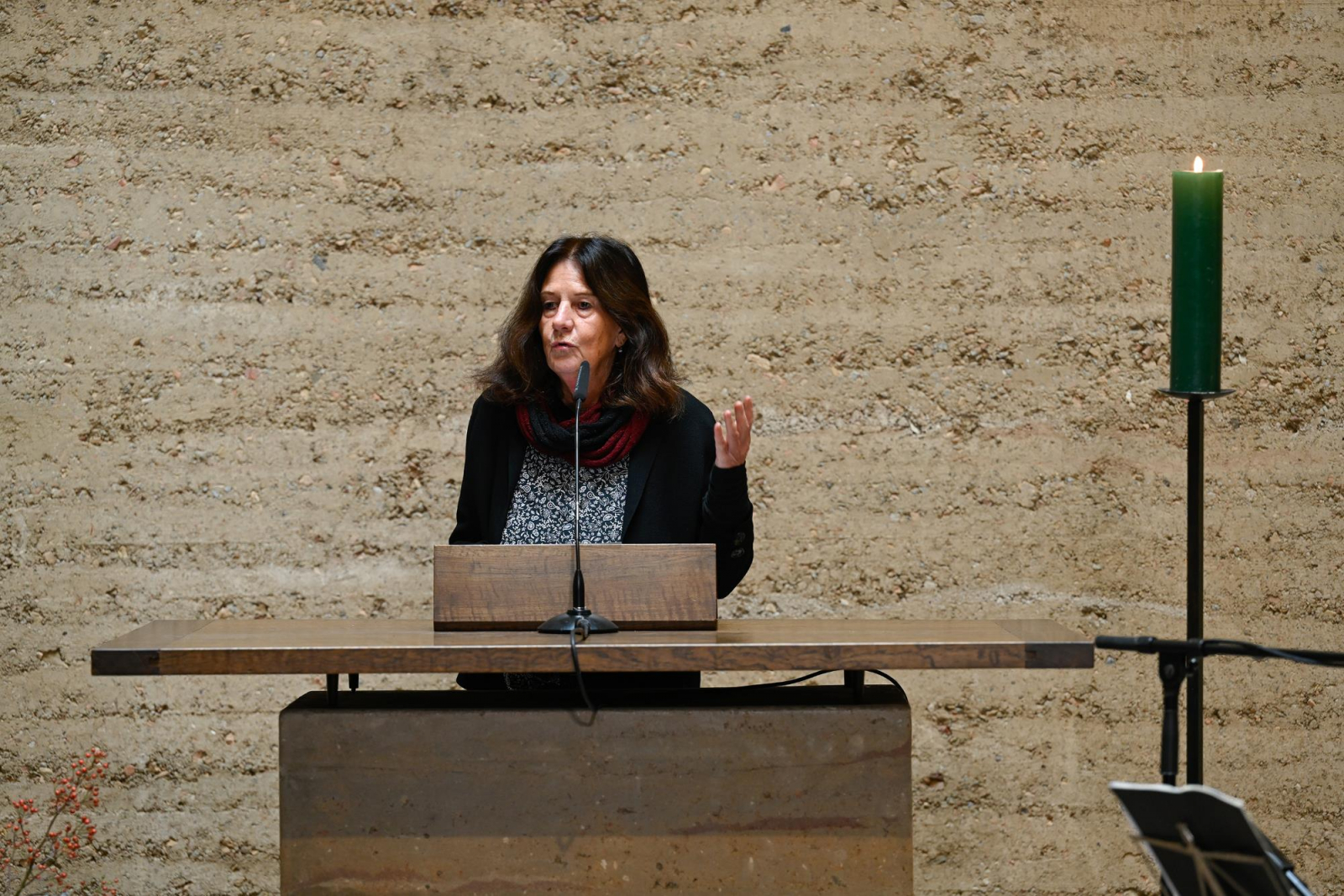 Bettina Röder spricht in der Kapelle