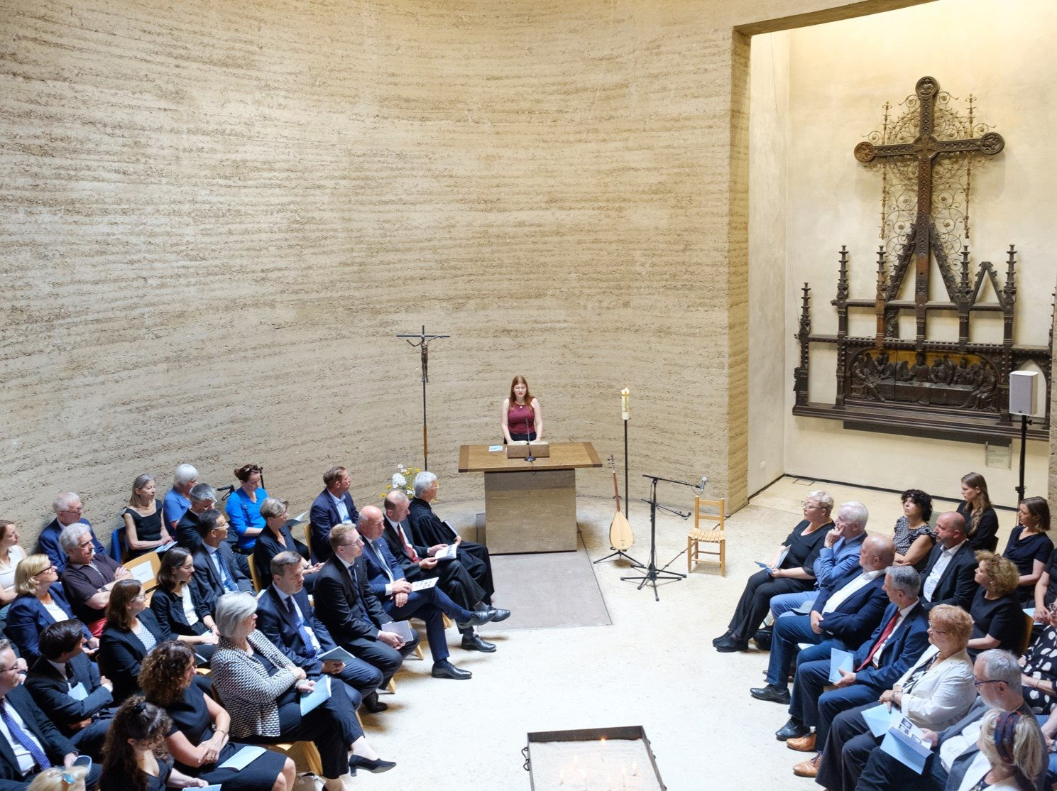 Gäste sitzen in der Kapelle der Versöhnung