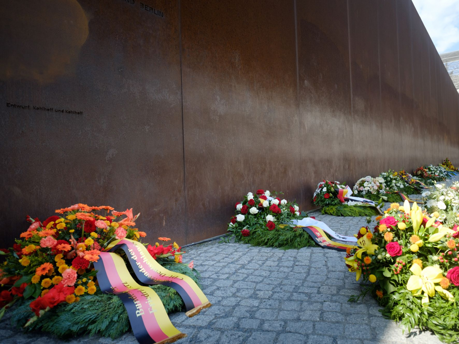 Kränze vor dem Denkmal
