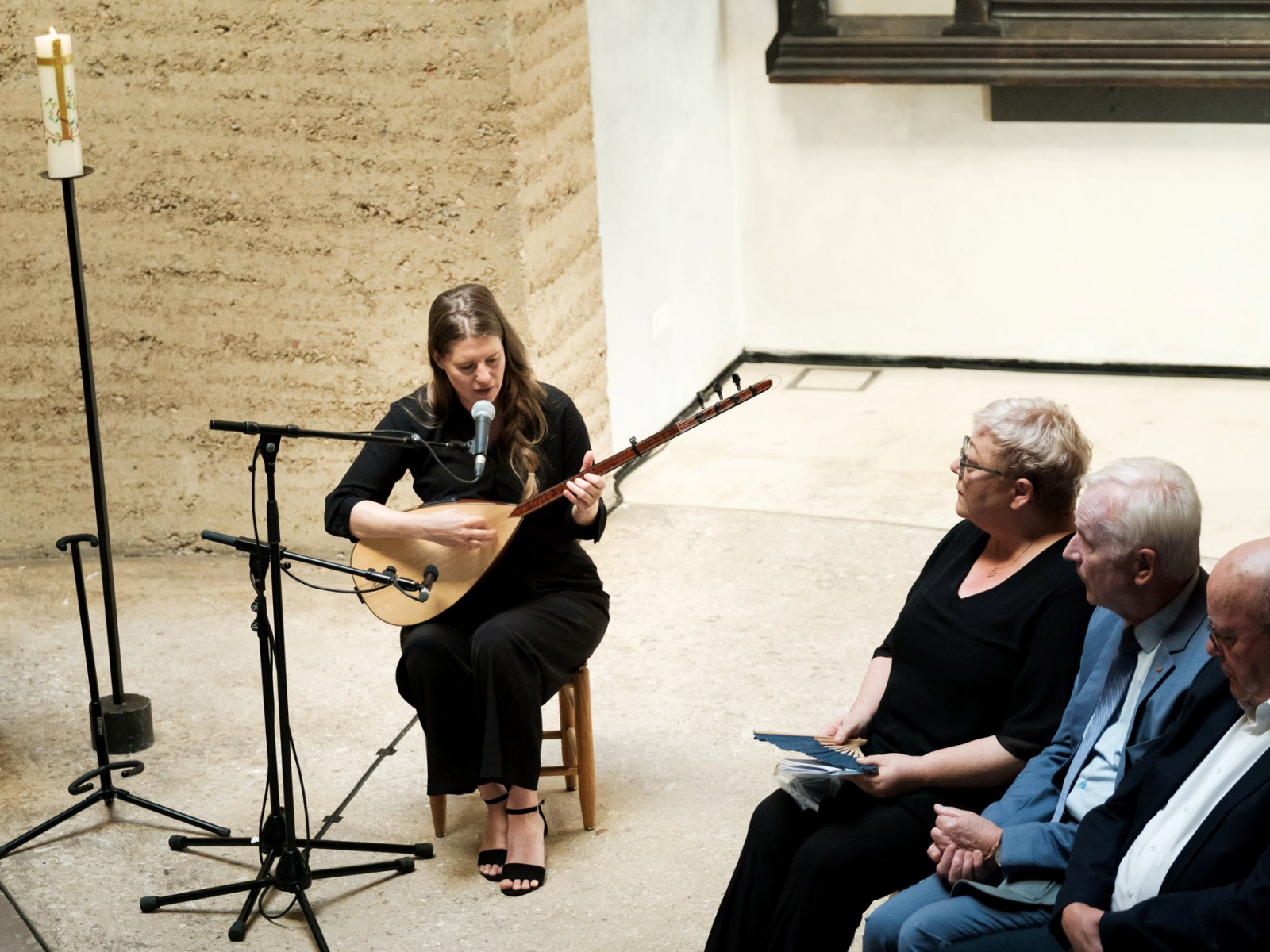 Musikerin spielt Bağlama und singt