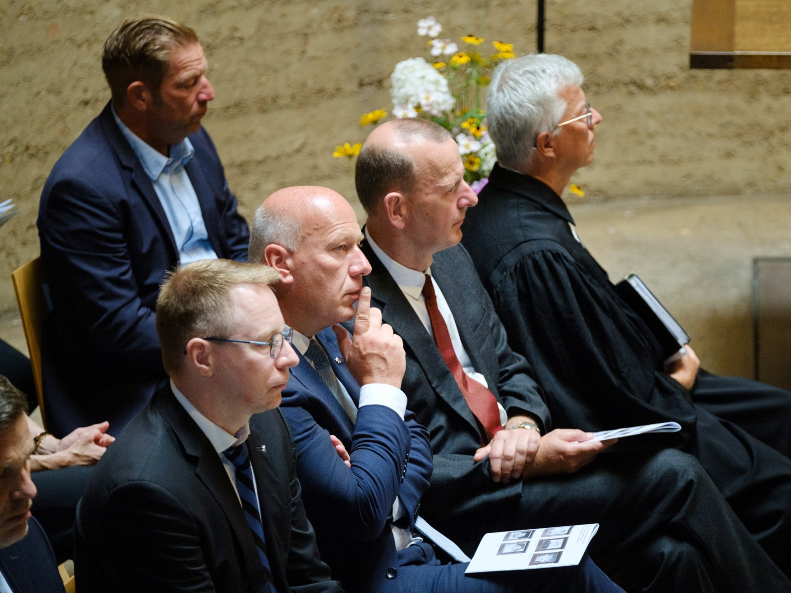 Gäste sitzen auf Stühlen in der Kapelle