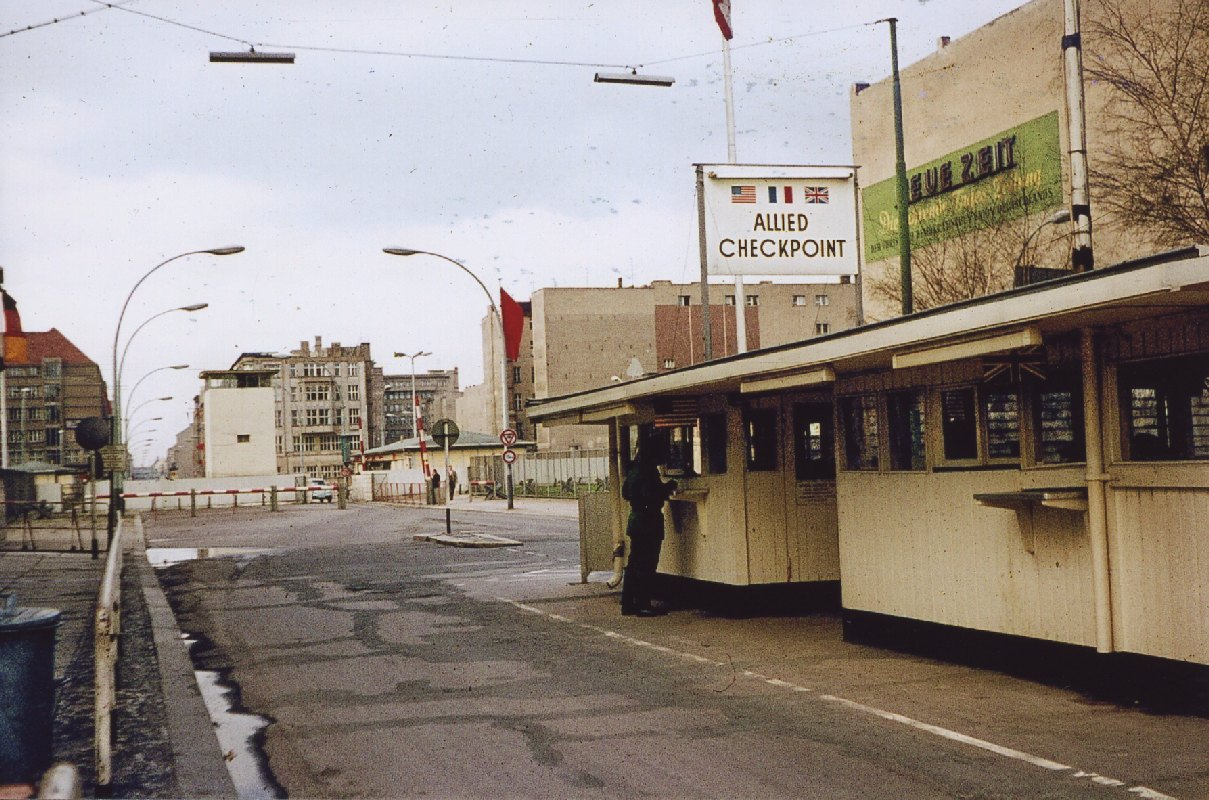 Historisches Foto vom Checkpoint Charlie