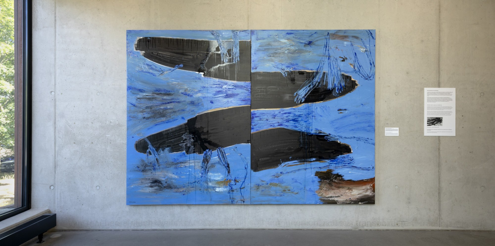 Foto von einem Gemälde der Ausstellung in blau und schwarz