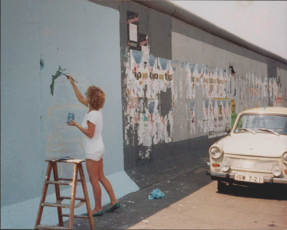 Birgit Kinder malt ihr Mauerbild