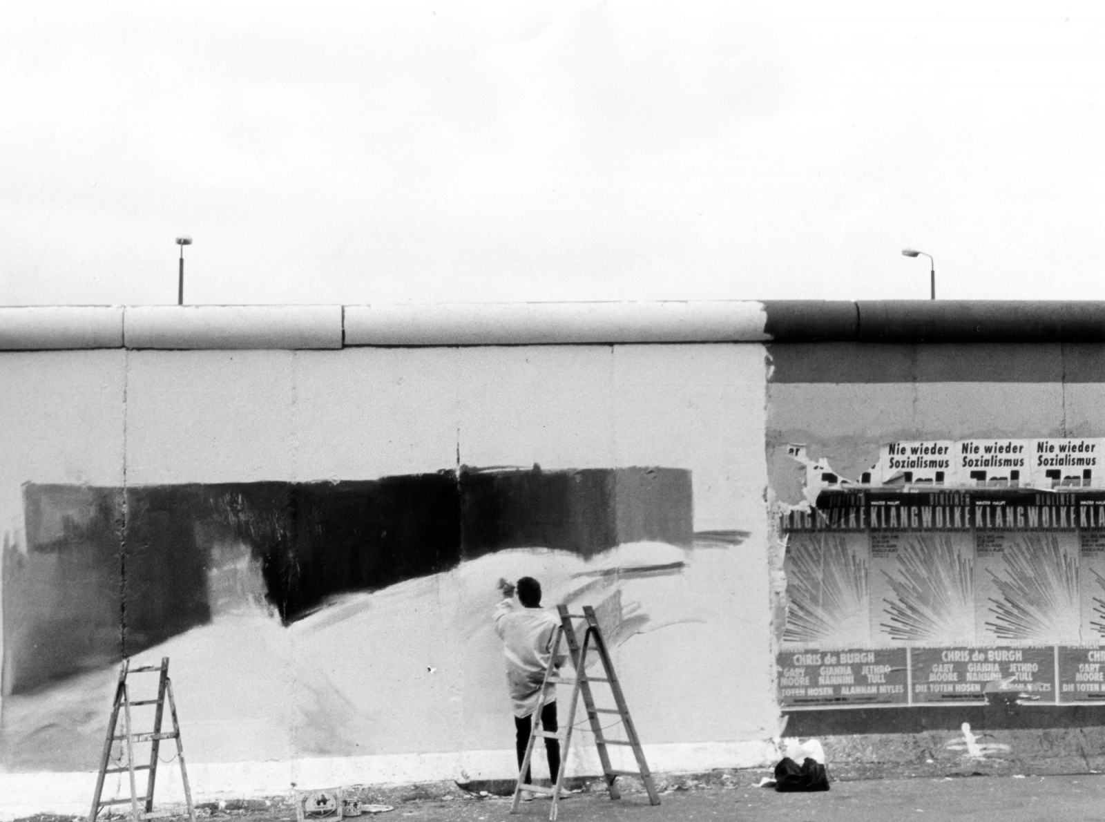 Person malt an die East Side Gallery