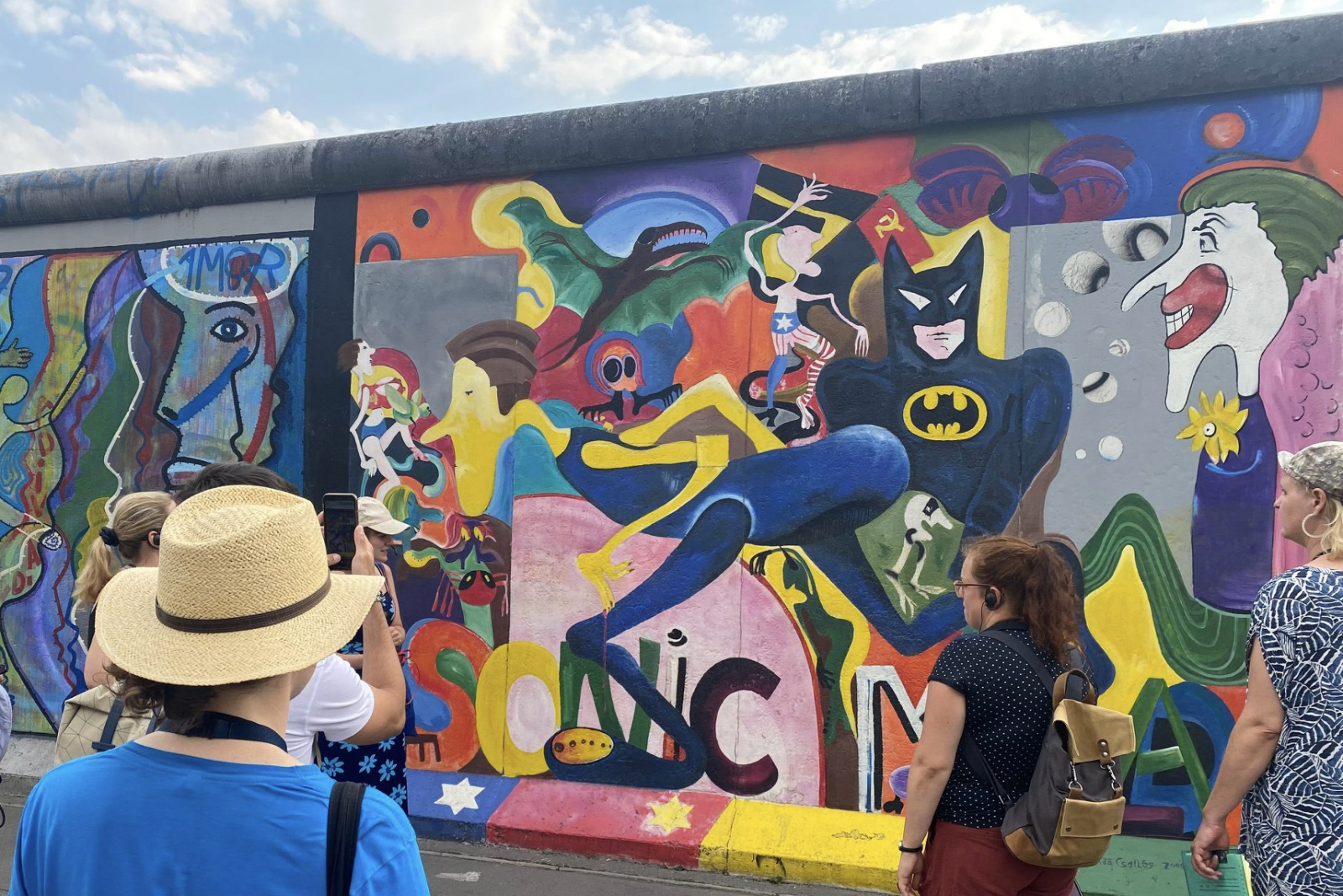 Personen schauen sich das Graffiti an der East Side Gallery an 