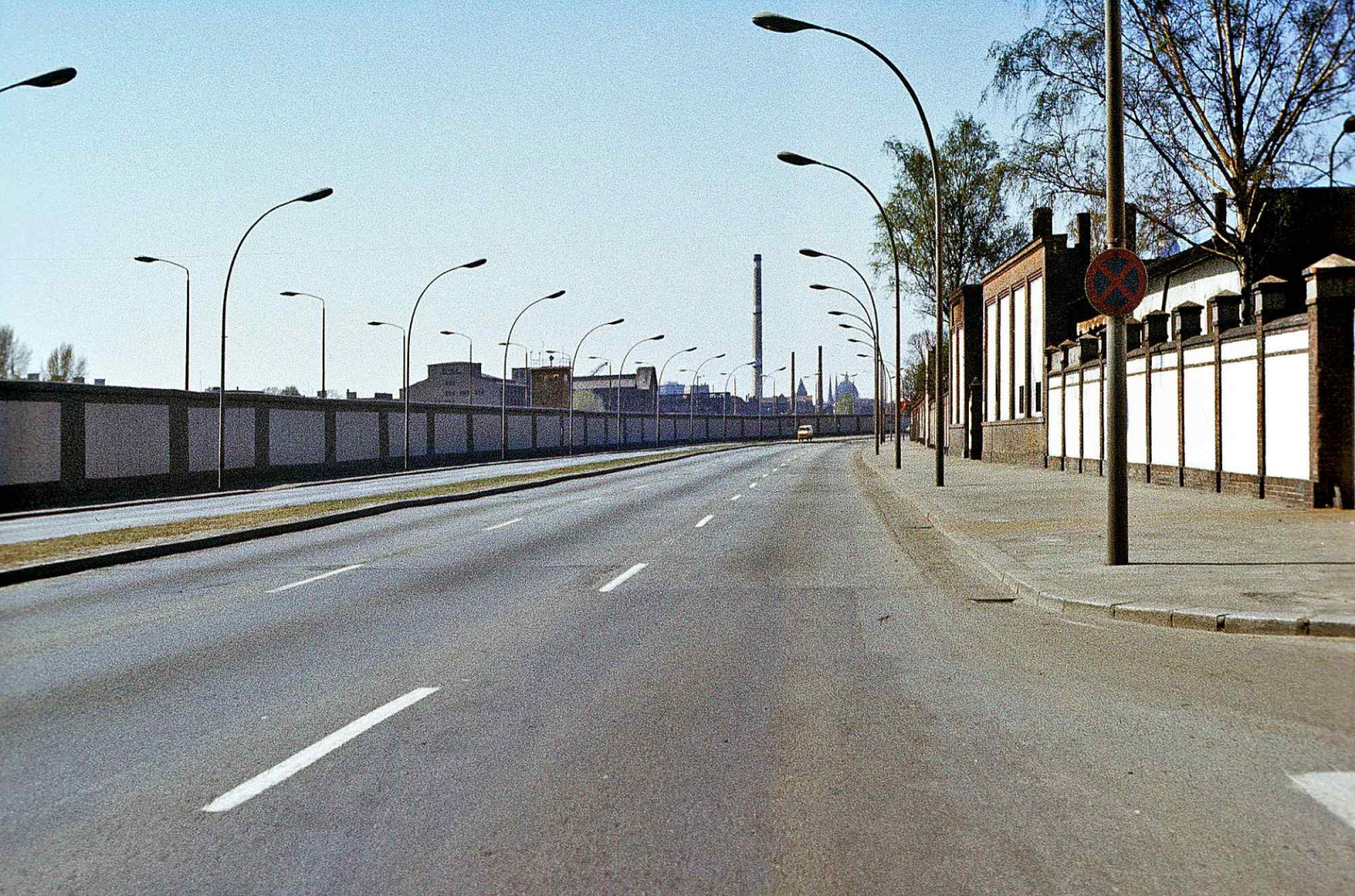 Die Mühlenstraße mit der Berliner Mauer