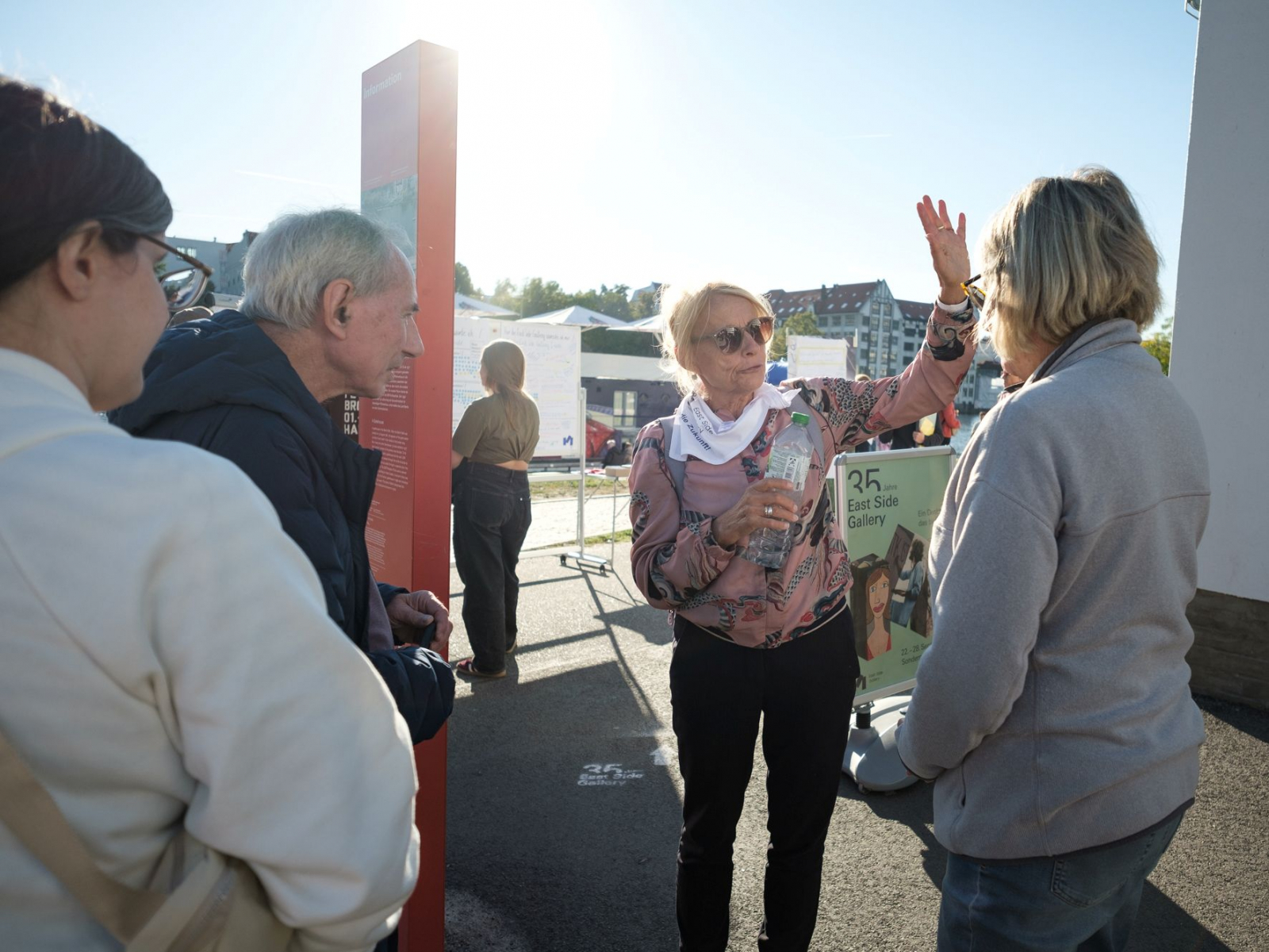 Besucherinnen und Besucher der East Side Gallery beantworten Fragen