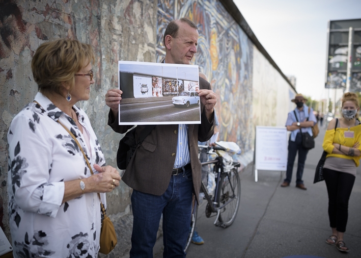Maragret Hunter and Prof. Dr. Axel Klausmeierin front of the East Side Gallery