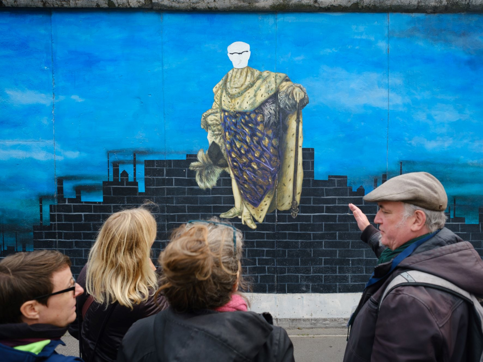Künstler Karsten Wenzel macht eine Führung an der East Side Gallery