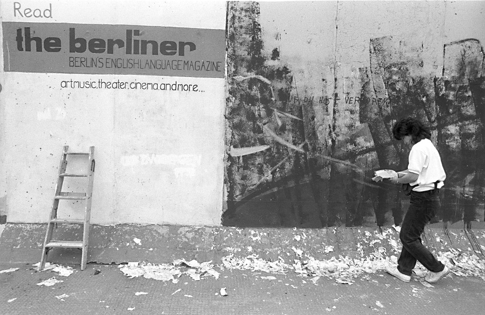 Woman with ladder in front of the East Side Gallery 1990