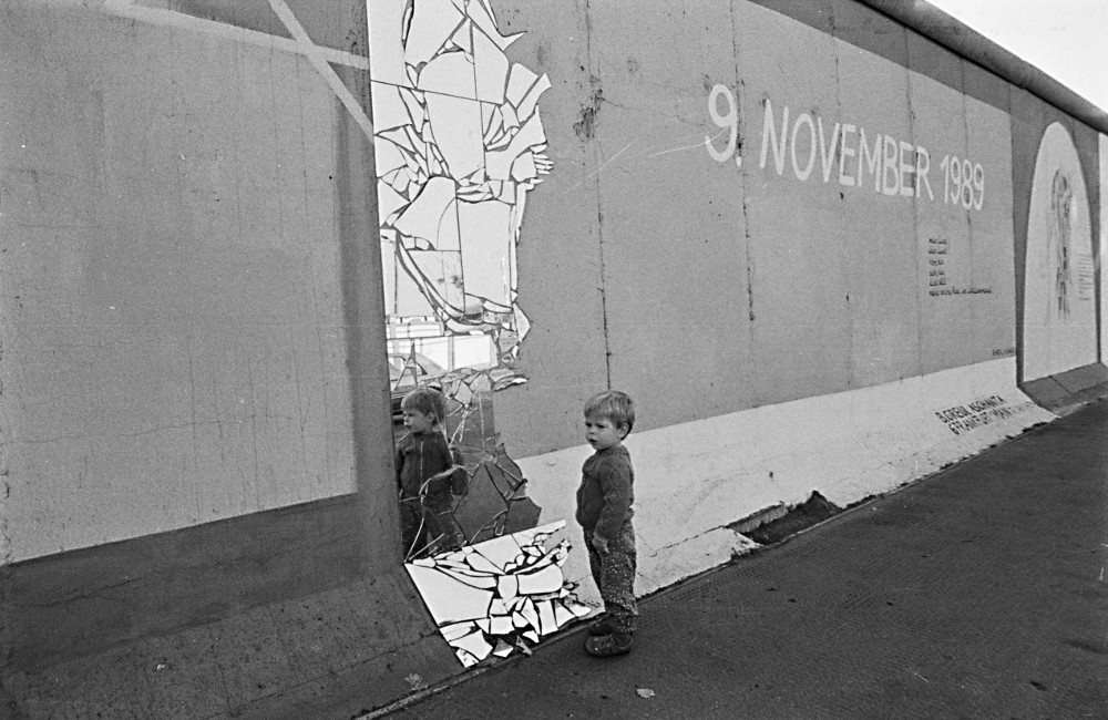 Toddler in front of the East Side Gallery