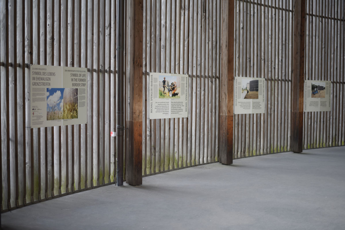 Ausstellung im Wandelgang der Kapelle der Versöhnung