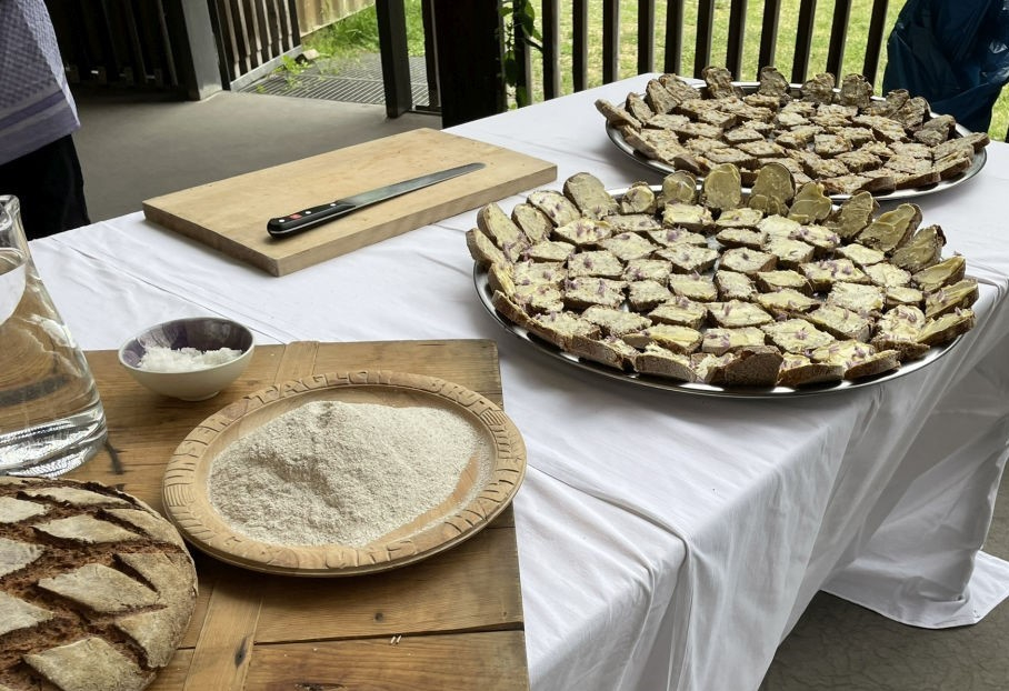 Brot und Schnittchen stehen auf einem Tisch