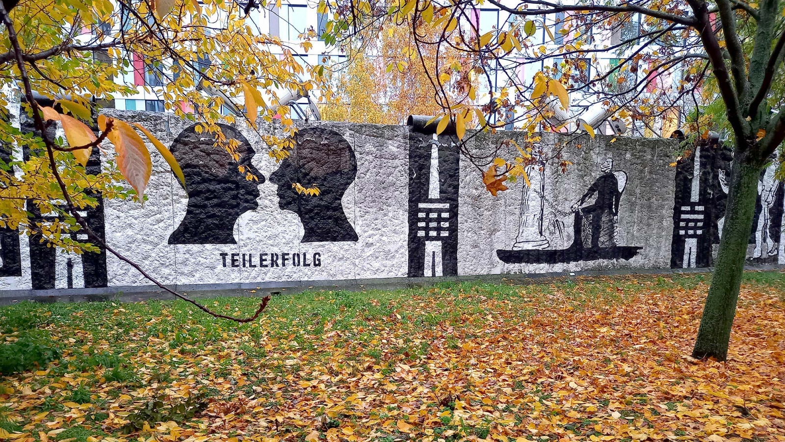 Malerei in Schwarz-Weiss auf der Mauer zum Thema Parlament der Bäume