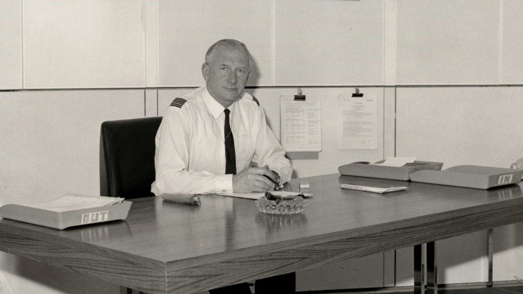 Arthur Schofield an seinem Arbeitsplatz am Schreibtisch