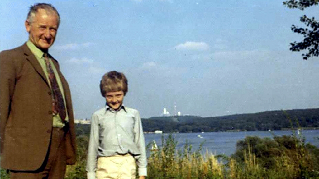 Arthur und John Schofield an der Havel mit Blick auf die Abhörstation auf dem Teufelsberg
