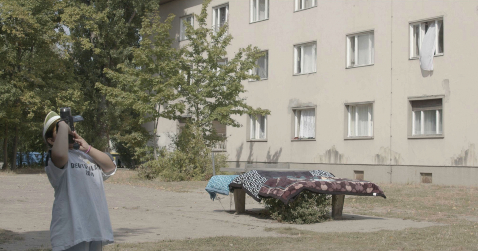 Ein Kind filmt in die Luft